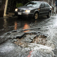 Puedes cobrarle al gobierno de CDMX si se te poncha la llanta en un bache: así puedes hacerlo