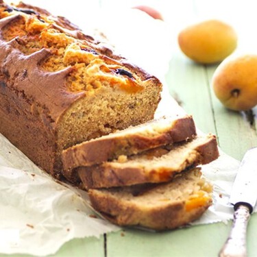 Bizcocho sin gluten de plátano y albaricoques. Receta ideal para el desayuno o la merienda 