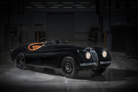 Jaguar Classic restaura a medida este precioso Jaguar XK120 de 1954 con motor de seis cilindros