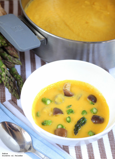 Crema de espárragos y verduras de primavera. Receta ligera