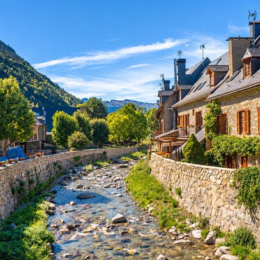 El pueblo con la estética más tirolesa de toda España: parece una aldea alpina con iglesias románicas y tejados de pizarra 