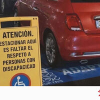 Ni parar un momento ni aparcar: la ley es clara con las plazas para personas con movilidad reducida estén donde estén, y la multa también 