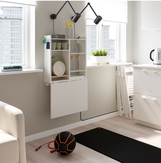 La mesa invisible de Ikea tiene truco: puede ser un escritorio para teletrabajar  o una mesa de comedor ( y lo mejor, no ocupa espacio)