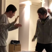El entrañable vídeo de un padre y su hijo con autismo, conectando a través del baile y la música 