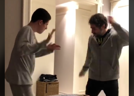 El entrañable vídeo de un padre y su hijo con autismo, conectando a través del baile y la música