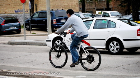 Ciclista sin casco en ciudad
