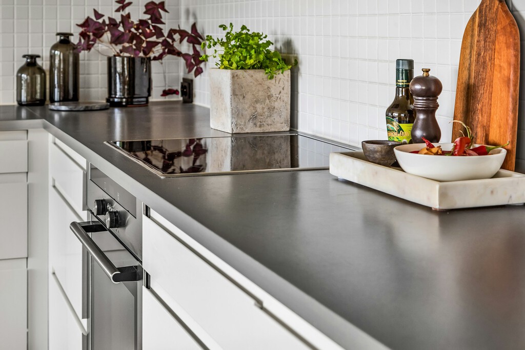 Renovamos la cocina sin obras gracias a Lidl y estos paneles adhesivos con acabados realistas por menos de 11 euros