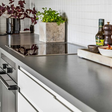 Renovamos la cocina sin obras gracias a Lidl y estos paneles adhesivos con acabados realistas por menos de 11 euros 