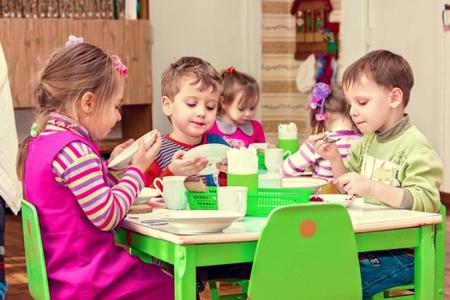 ¿Cuáles son las comunidades con los menús escolares más baratos y más caros?
