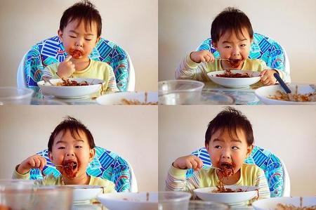 Niño comiendo