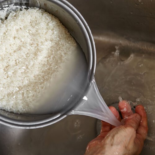 Los cocineros y expertos coinciden sobre si hay que lavar el arroz antes de cocinarlo: “Mejora notablemente muchas variedades” 