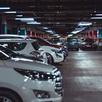 Europa tiene un problema con el tamaño de sus coches: el "carspreading" amenaza con devorar miles de aparcamientos