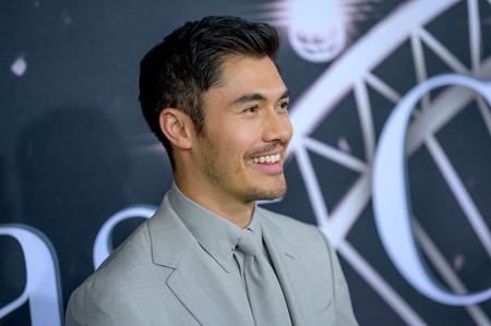 Henry Golding nos demuestra que el total look de otoño no necesariamente tiene que ser negro