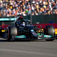 Lewis Hamilton bate a Max Verstappen para salir primero en la primera carrera clasificatoria de la Fórmula 1