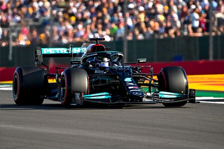 Lewis Hamilton bate a Max Verstappen para salir primero en la primera carrera clasificatoria de la Fórmula 1