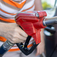 Una mujer descubre un fallo técnico en el surtidor de una gasolinera y reposta más de 500 veces por la patilla. Ya está detenida