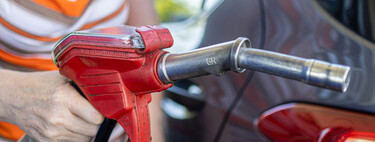 Una mujer descubre un fallo técnico en el surtidor de una gasolinera y reposta más de 500 veces por la patilla. Ya está detenida