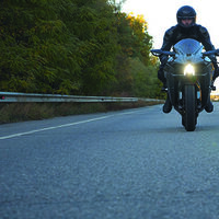 La DGT dice que los accidentes de moto en carretera son por culpa de la velocidad. La realidad es que también es culpa de los coches grandes 