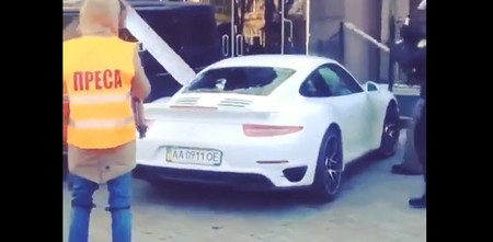 Dolorpasión™: los manifestantes en Ucrania y el Porsche 911 Turbo de uno de sus ministros