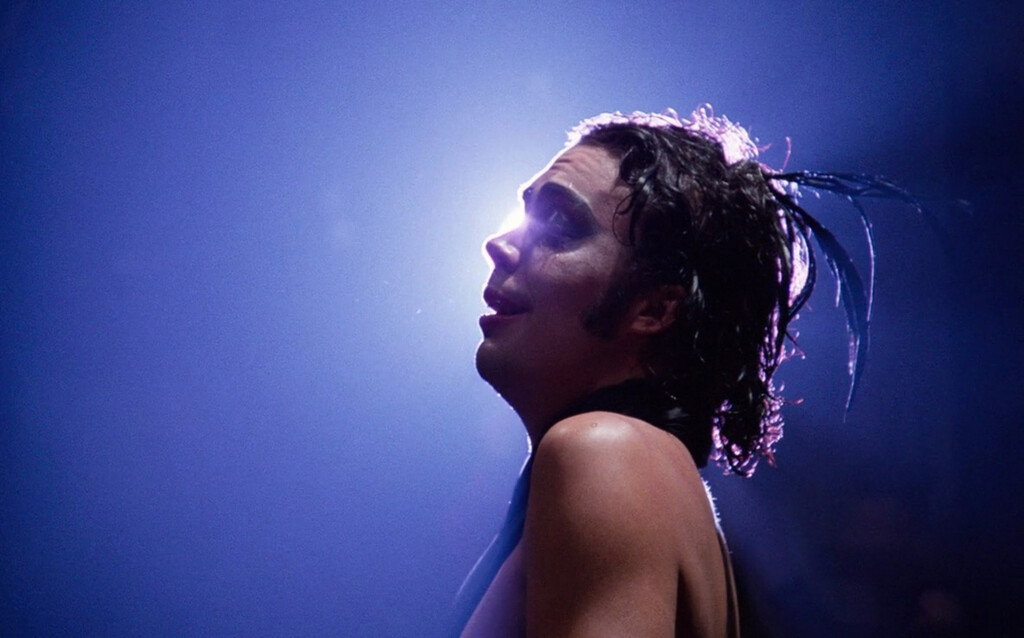 He vuelto a ver uno de los musicales más icónicos y divertidos de todos los tiempos por sus 50 años. Sigue siendo un pedazo de fiesta glam inimitable 