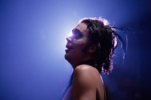 He vuelto a ver uno de los musicales más icónicos y divertidos de todos los tiempos por sus 50 años. Sigue siendo un pedazo de fiesta glam inimitable 