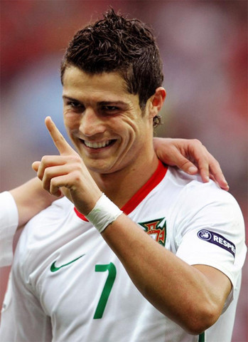 Cristiano Ronaldo vende sus pertenencias en un mercadillo