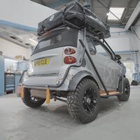 El Smart Fortwo camper existe y parece sacado de un videojuego: lleva neumáticos de tacos, cocina y una tienda sobre el techo