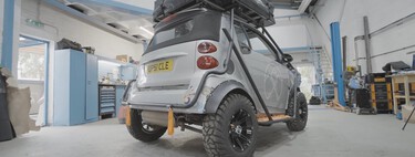 El Smart Fortwo camper existe y parece sacado de un videojuego: lleva neumáticos de tacos, cocina y una tienda sobre el techo