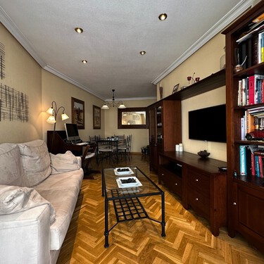 Era un salón feo y oscuro, pero con esta reforma se ha convertido en un espacio mucho más amplio, luminoso y actual con cocina incluida 