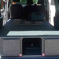 Resulta que para camperizar una furgoneta no tengo que gastarme un dineral o ser bricomaníaco: he descubierto los muebles de quita y pon