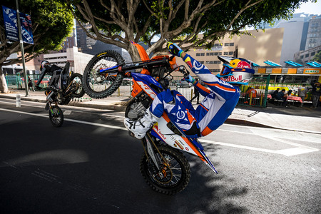 Tyler Bereman y Robbie Maddison se pasan por el 'arco del triunfo' las leyes de circulación en este vídeo