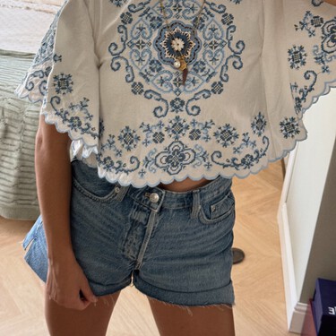 Sí a los vaqueros cortos, pero los de largo sensato de Zara: frescos, elegantes y que las pijas clásicas llevarán con sandalias cómodas 