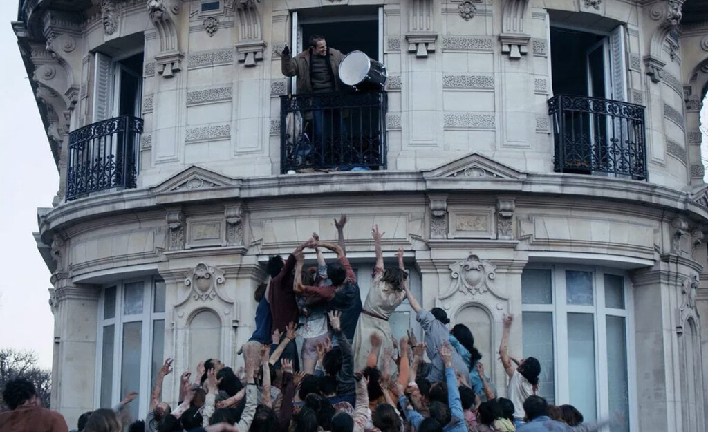 El fin del mundo tiene mucho de cotidiano en esta parábola ambientada en un París asolado por zombis en Prime Video 