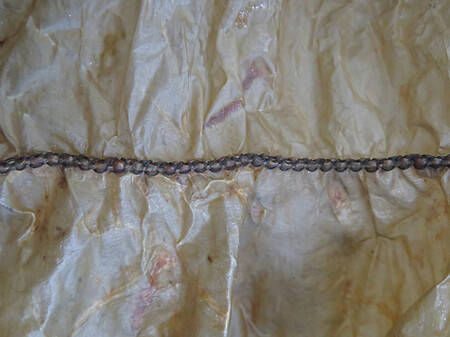 Costura feita nas roupas impermeáveis.