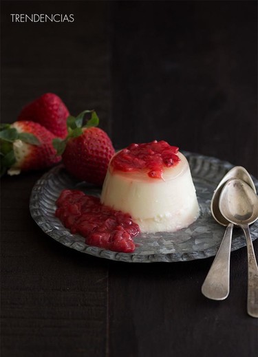 Un clásico para quedar bien: Receta de pannacotta de yogur con fresas estofadas