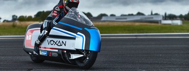 Esta moto eléctrica es la más rápida del mundo: ha pulverizado un nuevo récord superando los 400 km/h