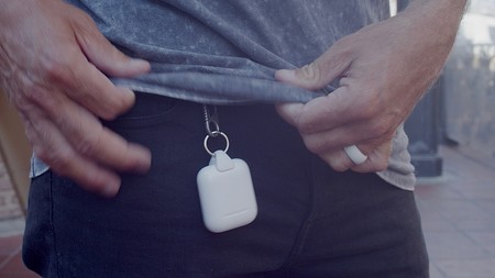 Jura Anchor es un accesorio para AirPods que usa el conector Lightning para engancharlos a un mosquetón