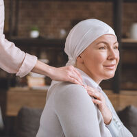 Ni "eres una guerrera" ni "tienes un bichito": qué frases no deberíamos decir a una persona con cáncer (y cuáles sí)  