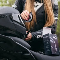 Muchos motoristas no lo saben, pero tragan 100 veces más polución. Un invento español en el casco quiere acabar con ello 