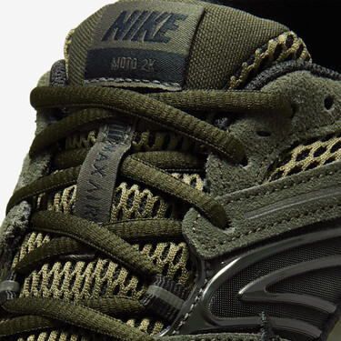 Las zapatillas de Nike en color bosque profundo son ese modelo rebajado que combinará con todos tus looks de aquí al próximo otoño
