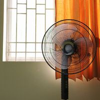 Los electricistas y expertos en climatización coinciden: "Un ventilador consume 60 vatios y cuesta 2,16 euros al mes usándolo 8 horas al día"