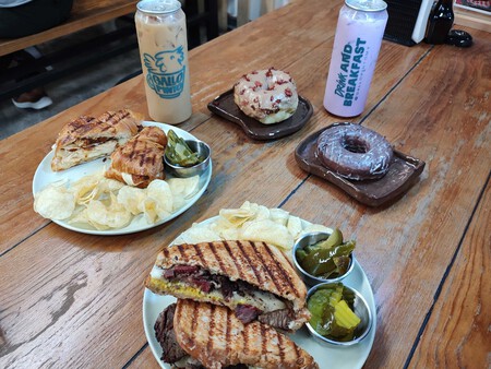 Pastrami, pollo ahumado y bebidas recién hechas, pero enlatadas: así es el lugar de CDMX donde el desayuno no tiene horario