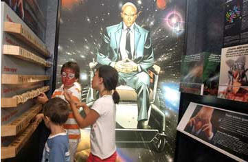 Niños en la sección dedicada a Magneto