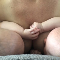 El tierno vídeo de unas gemelas tomadas de la mano mientras son amamantadas en tándem