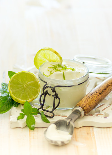 Helado de yogur griego con lima y cardamomo.