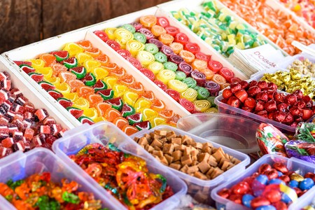 Un niño de 8 años pide 70,000 dulces por Amazon usando el celular de su mamá