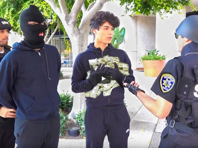 Dos YouTubers se enfrentan a cuatro años de cárcel tras realizar varias "bromas" y fingir que robaban bancos