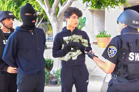 Dos YouTubers se enfrentan a cuatro años de cárcel tras realizar varias "bromas" y fingir que robaban bancos