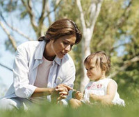 Los padres adoptivos invierten más tiempo y más dinero en sus hijos