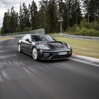 Un nuevo Porsche Panamera Turbo más potente y ligero se ha dejado ver en vídeo, y marcando récord en Nürburgring